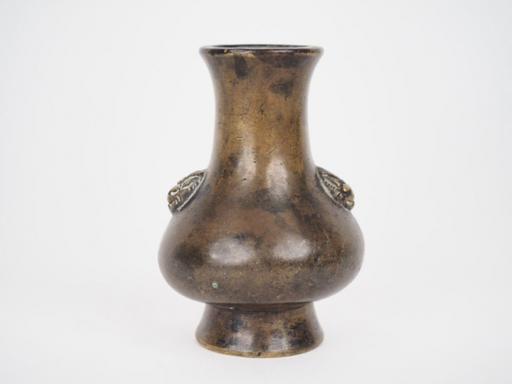 Chine, époque Qing,  Petit vase balustre en bronze de patine médaille,