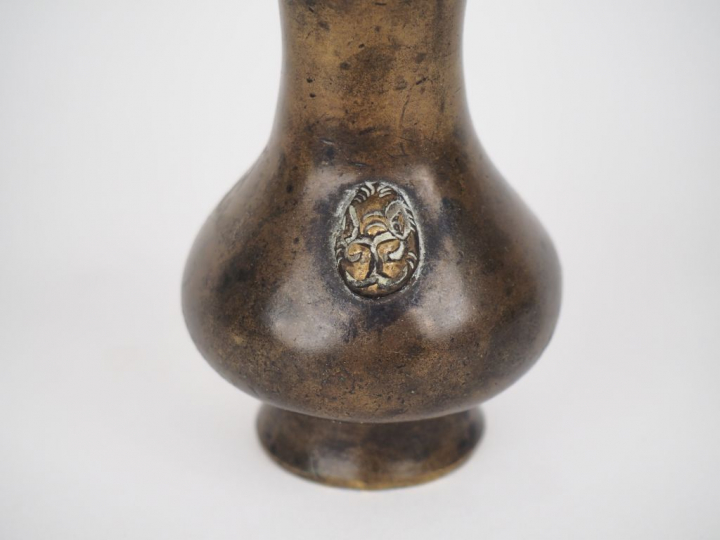 Chine, époque Qing,  Petit vase balustre en bronze de patine médaille,