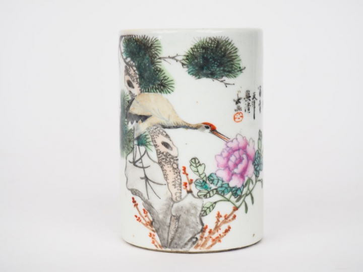 Chine, vers 1920 Bitong en porcelaine et émaux polychromes à décor d’u