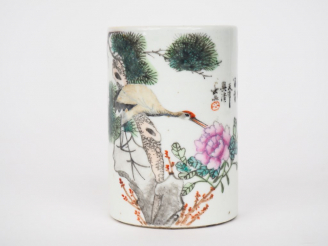 Vente aux enchères Chine, vers 1920 Bitong en porcelaine et émaux polychromes à décor d’u