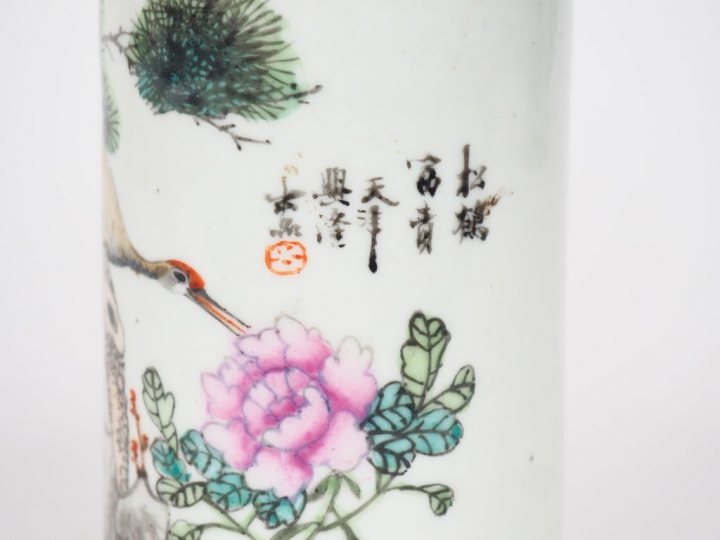 Chine, vers 1920 Bitong en porcelaine et émaux polychromes à décor d’u