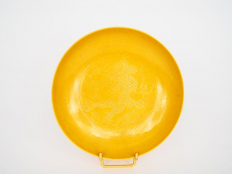 Vente aux enchères Chine, époque Guangxu. Coupe en porcelaine émaillée monochrome jaune à