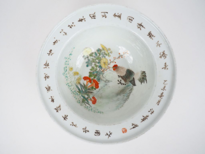 Chine vers 1950 Bassin en porcelaine et émaux polychromes à décor d’un