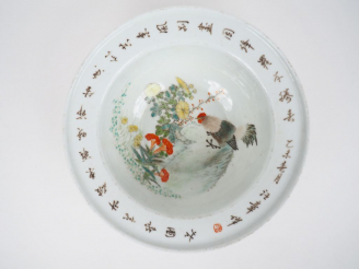 Vente aux enchères Chine vers 1950 Bassin en porcelaine et émaux polychromes à décor d’un