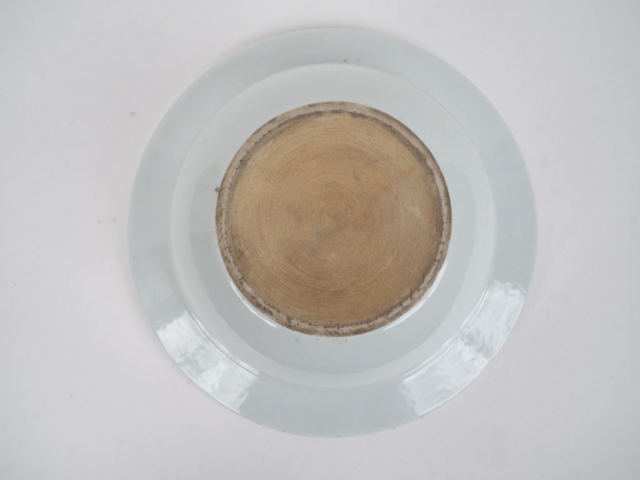 Chine vers 1950 Bassin en porcelaine et émaux polychromes à décor d’un