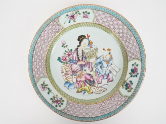 Vente aux enchères Chine, XVIIIe siècle, Yongzheng Assiette en porcelaine et émaux de la 
