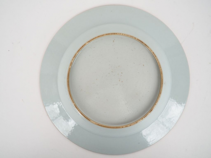 Chine, XVIIIe siècle, Yongzheng Assiette en porcelaine et émaux de la 