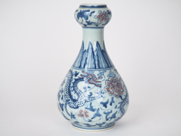 Chine, XXe siècle,  Vase bulbe, en porcelaine bleu blanc et rouge de c
