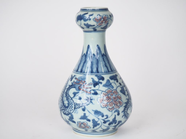 Chine, XXe siècle,  Vase bulbe, en porcelaine bleu blanc et rouge de c