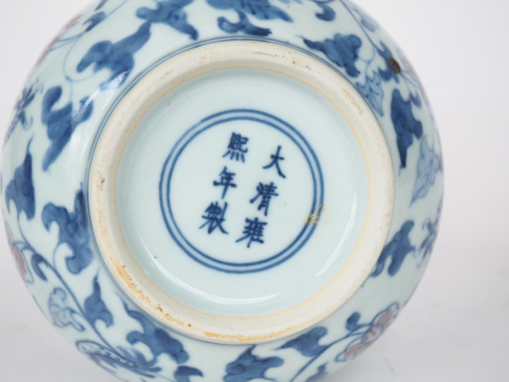 Chine, XXe siècle,  Vase bulbe, en porcelaine bleu blanc et rouge de c