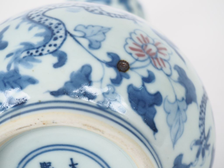 Chine, XXe siècle,  Vase bulbe, en porcelaine bleu blanc et rouge de c