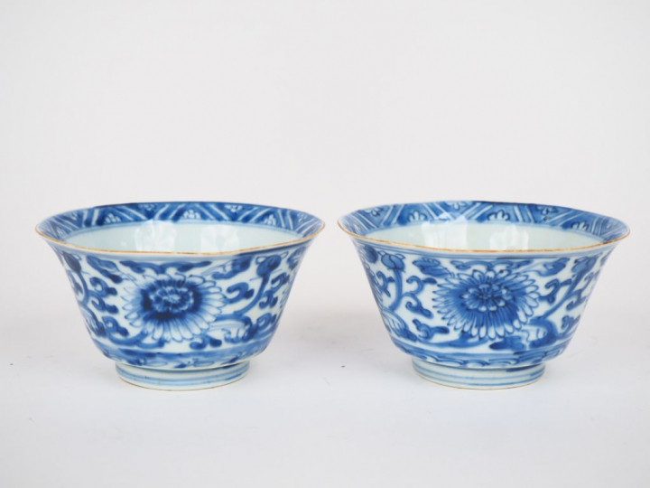 Chine XIXe siècle, Deux coupes sur petit talon, en porcelaine blanche 