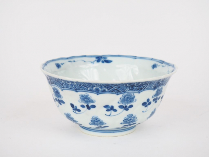Chine, époque Qing. Coupe floriforme, en porcelaine blanche, à décor e