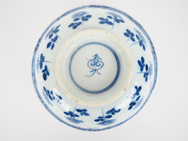 Chine, époque Qing. Coupe floriforme, en porcelaine blanche, à décor e