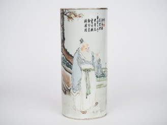 Vente aux enchères Chine, fin XIXe siècle, Vase rouleau en porcelaine et émaux polychrome