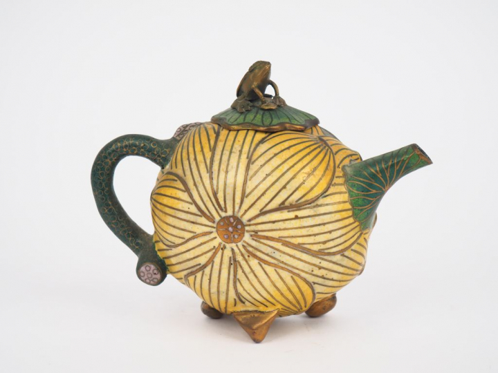 Chine du Sud, vers 1920  Théière en émaux cloisonnés reprenant la form