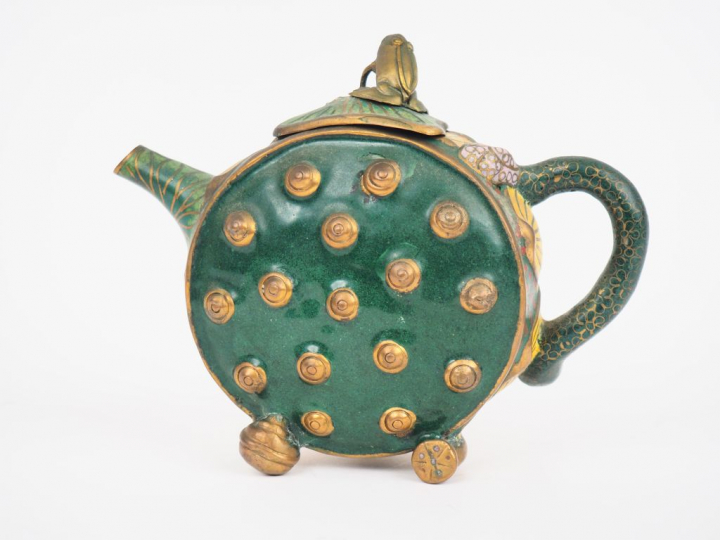 Chine du Sud, vers 1920  Théière en émaux cloisonnés reprenant la form