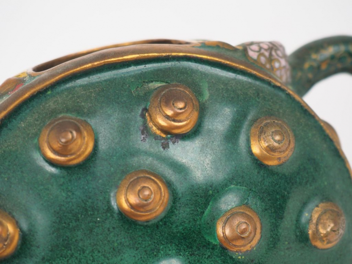 Chine du Sud, vers 1920  Théière en émaux cloisonnés reprenant la form