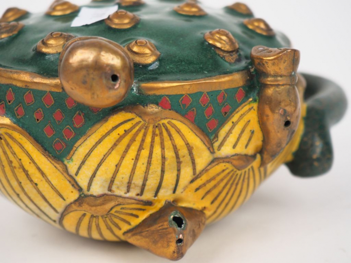 Chine du Sud, vers 1920  Théière en émaux cloisonnés reprenant la form