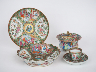 Vente aux enchères Canton, fin XIXe siècle,  Lot comprenant cinq porcelaines en émaux de 