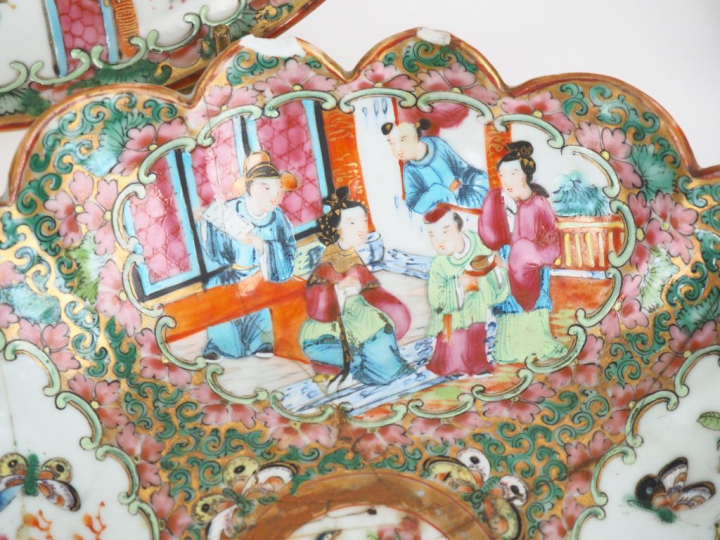 Canton, fin XIXe siècle,  Lot comprenant cinq porcelaines en émaux de 