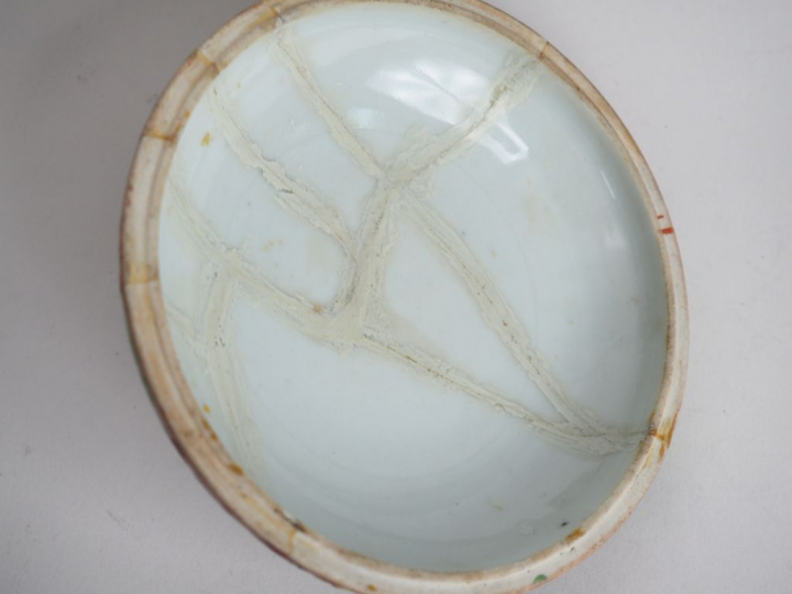 Canton, fin XIXe siècle,  Lot comprenant cinq porcelaines en émaux de 