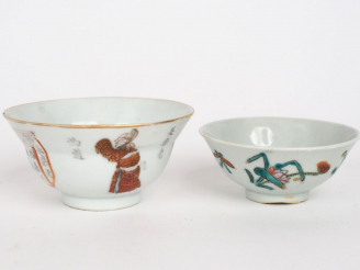 Vente aux enchères Chine XIXe et Tongzhi (1861-1875) Deux petites coupes sur talon en por