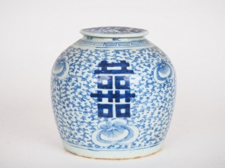 Vente aux enchères Chine, vers 1900, Pot à gingembre en porcelaine bleu blanc à décor de 