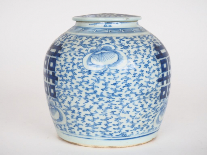 Chine, vers 1900, Pot à gingembre en porcelaine bleu blanc à décor de 