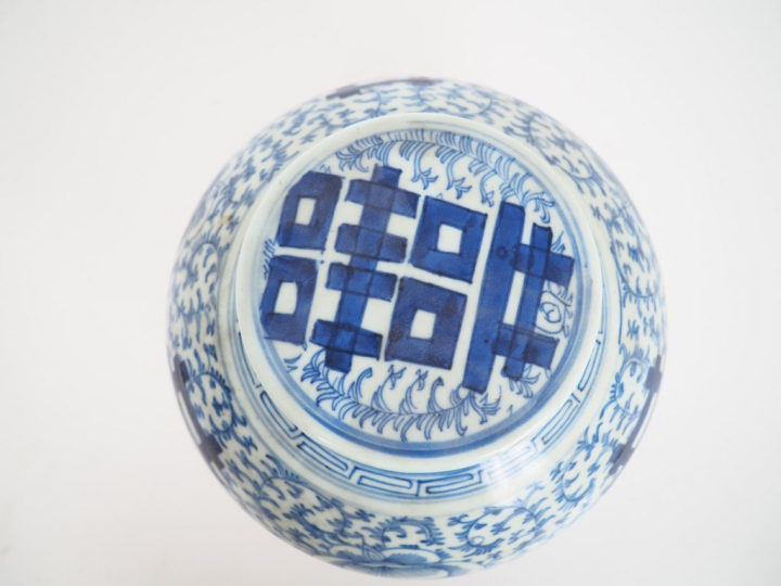 Chine, vers 1900, Pot à gingembre en porcelaine bleu blanc à décor de 