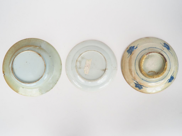 Chine XVIIIe et Canton fin XIXe siècle,  Lot comprenant trois porcelai