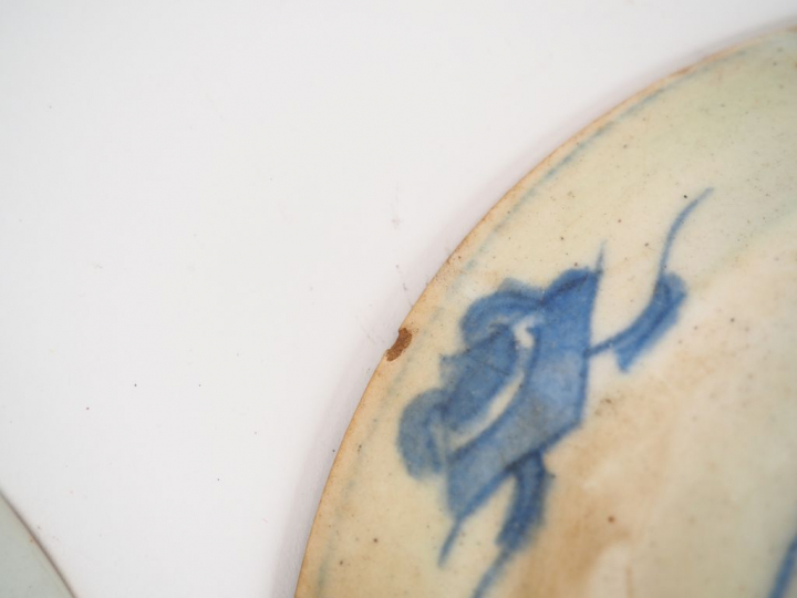 Chine XVIIIe et Canton fin XIXe siècle,  Lot comprenant trois porcelai