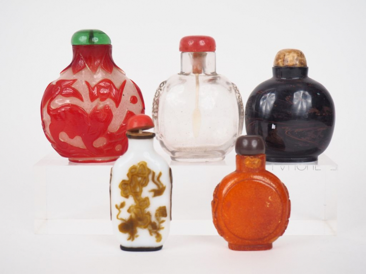 Chine XXe siècle, Lot de cinq tabatières en verre overlay, cristal de 