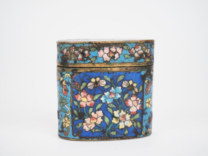 Chine XIXe siècle  Boîte couverte à opium, en bronze et émaux cloisonn