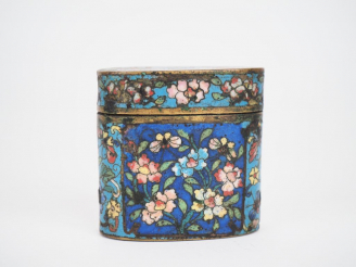 Vente aux enchères Chine XIXe siècle  Boîte couverte à opium, en bronze et émaux cloisonn