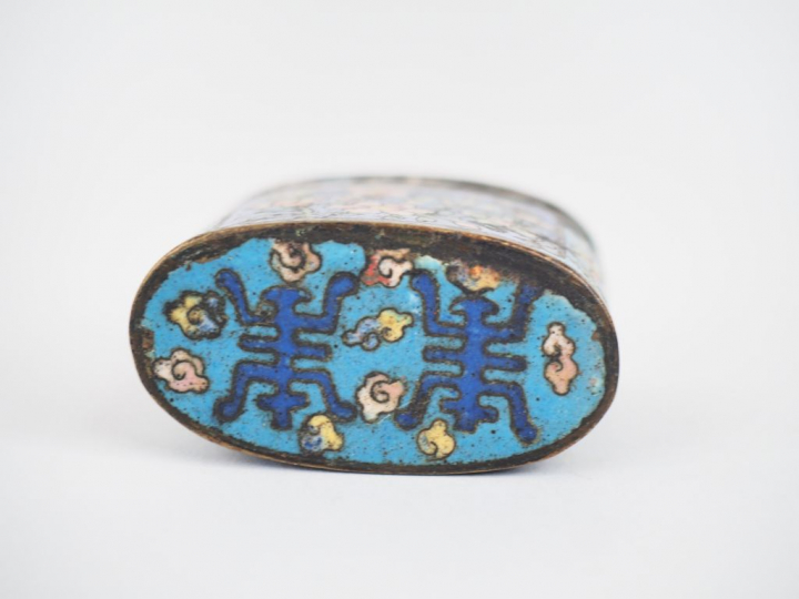 Chine XIXe siècle  Boîte couverte à opium, en bronze et émaux cloisonn