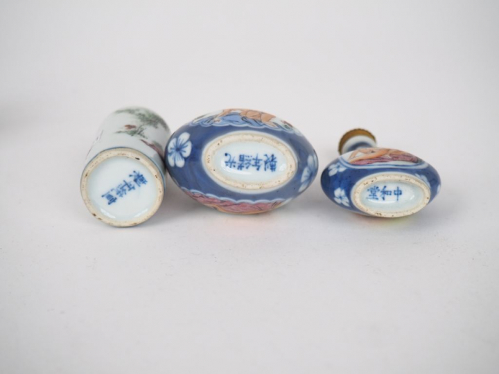 Chine fin XIXe et XXe siècle,  Lot comprenant six tabatières en porcel