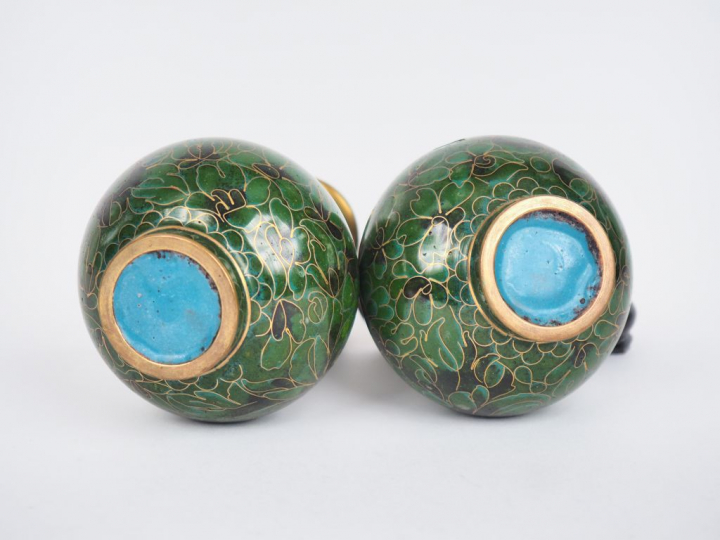 Chine, travail moderne.  Paire de vases balustre en émaux cloisonnés v