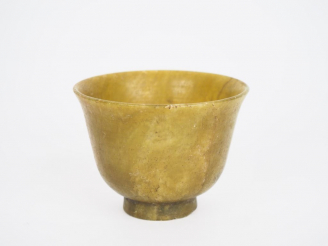 Vente aux enchères Chine, travail moderne  Sorbet sur petit talon en serpentine verte à l