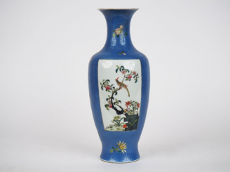 Vente aux enchères Chine vers 1920, Marque apochryphe Quianglong Vase balustre à panse dé