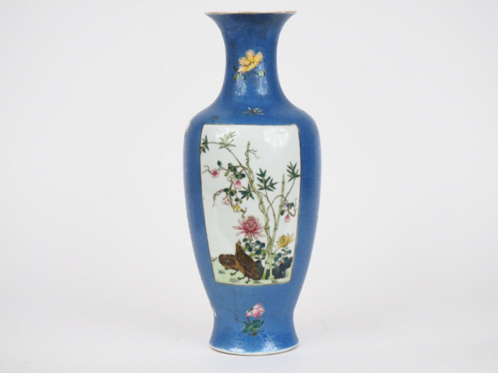 Chine vers 1920, Marque apochryphe Quianglong Vase balustre à panse dé