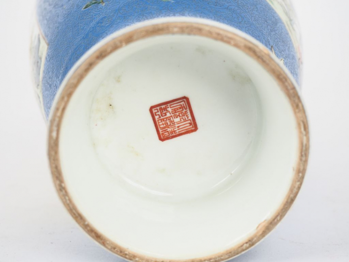 Chine vers 1920, Marque apochryphe Quianglong Vase balustre à panse dé