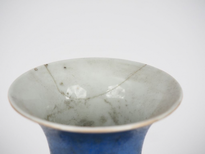 Chine vers 1920, Marque apochryphe Quianglong Vase balustre à panse dé