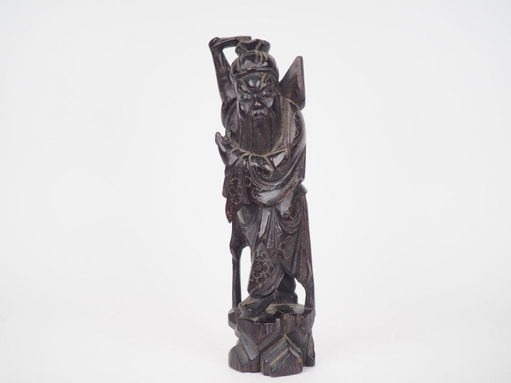 Chine XXème. Statuette en bois représentant un comédien dont le costum