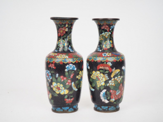 Vente aux enchères Chine vers 1920. Paire de vases de formes balustre en émaux cloisonnée