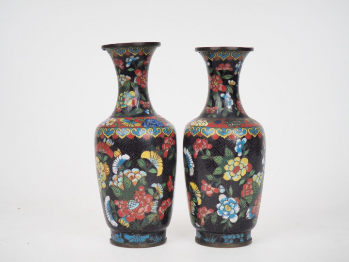 Chine vers 1920. Paire de vases de formes balustre en émaux cloisonnée
