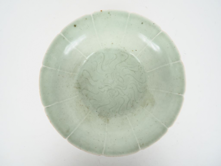 Chine période Qing dans le goût de Song. Coupe floriforme en porcelain