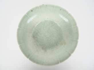 Vente aux enchères Chine période Qing dans le goût de Song. Coupe floriforme en porcelain