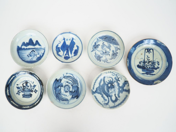 Chine fin XVIIIème - début XIXème. Ensemble de coupes et assiettes en 