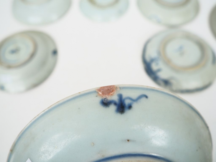 Chine fin XVIIIème - début XIXème. Ensemble de coupes et assiettes en 